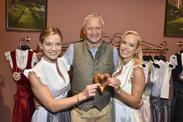 Stefan Blöcher und Anna Posch, Nicky Hübner "AlpenHerz goes Kitzbühel" - Eröffnung der AlpenHerz Repräsentanz im Shop "Passage 3" in Kitzbühel am 04.08.2023 / Foto: BrauerPhotos / Goran Nitschke